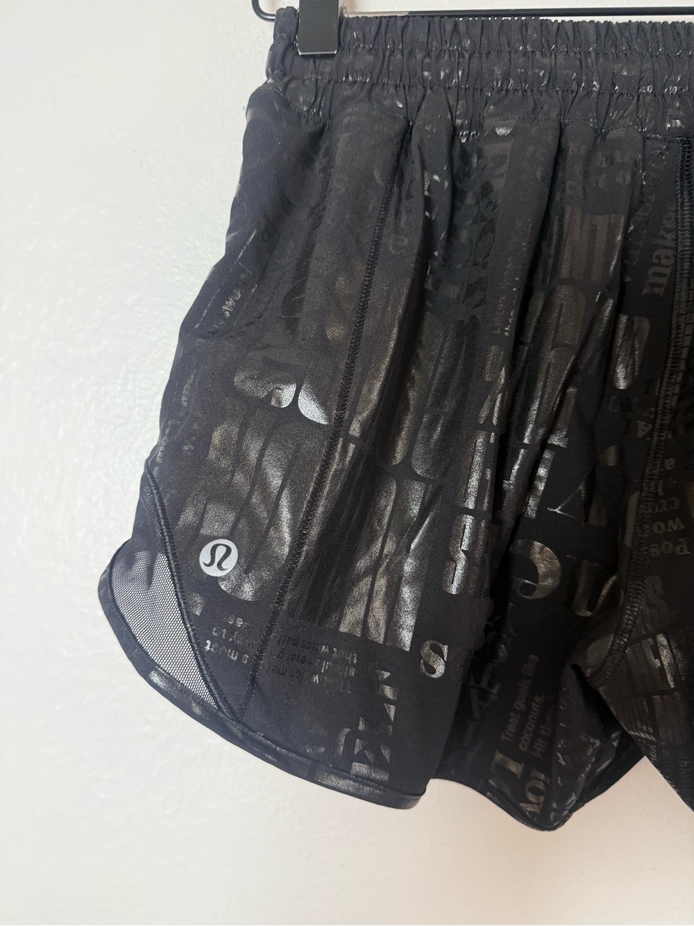 Lululemon Hotty Hot Short II *Long 4" Manifesto
20YR Manifesto Foil Black Black - Picture 4 of 6